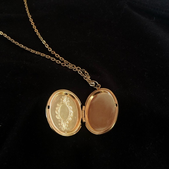 Golden locket - Picture 2 of 3